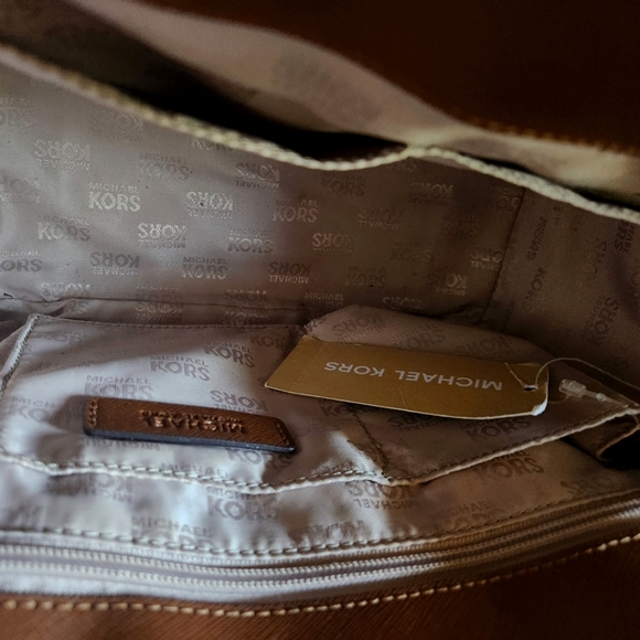 Michael Kors Saffiano Leather Satchel – Classic, Elegant & Like New - Picture 3 of 5